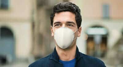 ماسک N95 روی صورت مرد در شهر